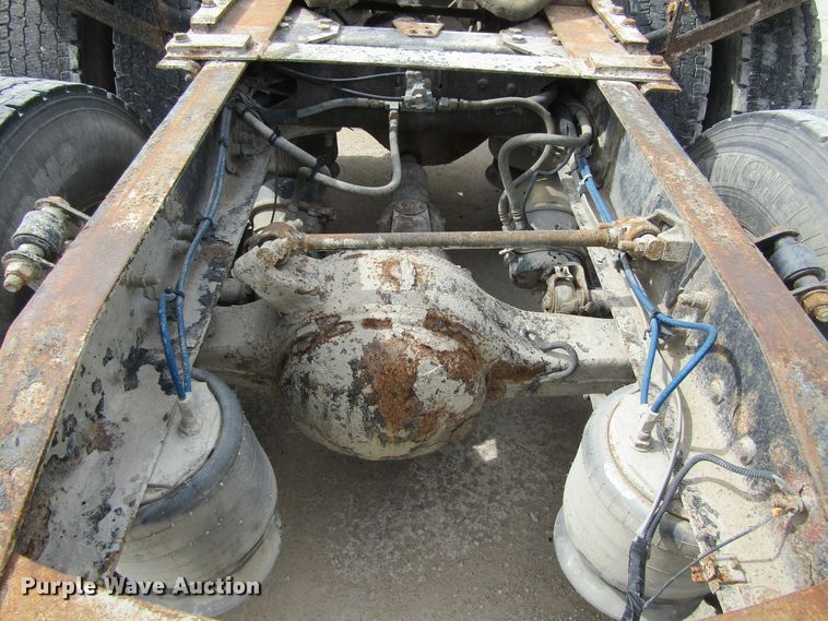 image for item GQ9049 2004 Freightliner Columbia semi truck