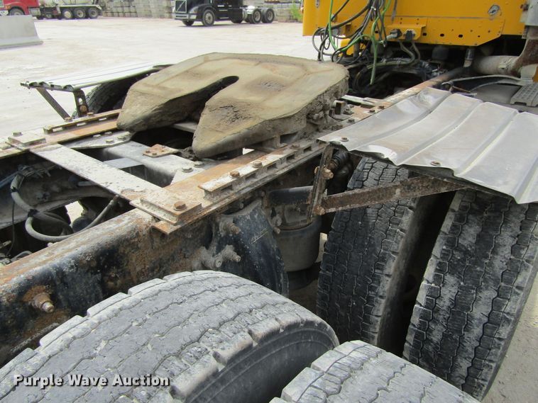 image for item GQ9049 2004 Freightliner Columbia semi truck