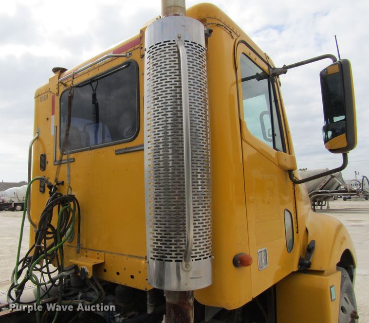 image for item GQ9049 2004 Freightliner Columbia semi truck