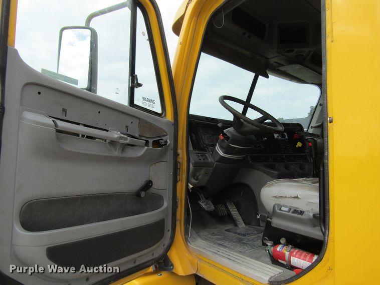 image for item GQ9049 2004 Freightliner Columbia semi truck