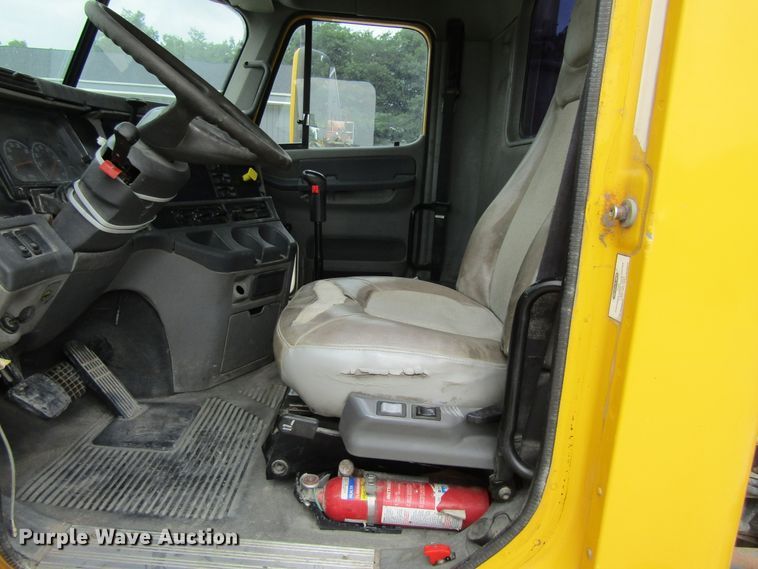 image for item GQ9049 2004 Freightliner Columbia semi truck