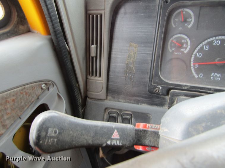 image for item GQ9049 2004 Freightliner Columbia semi truck