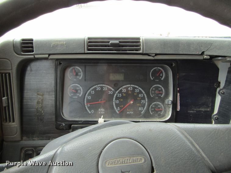 image for item GQ9049 2004 Freightliner Columbia semi truck