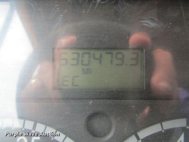 image for item GQ9049 2004 Freightliner Columbia semi truck