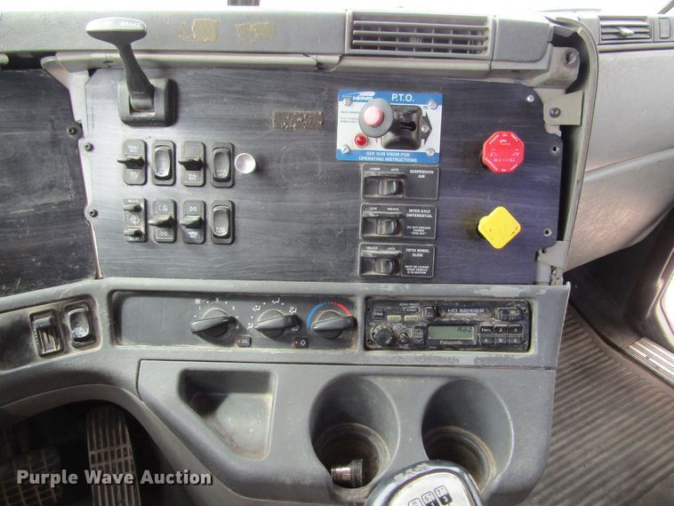 image for item GQ9049 2004 Freightliner Columbia semi truck