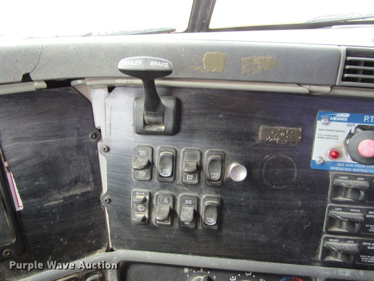 image for item GQ9049 2004 Freightliner Columbia semi truck