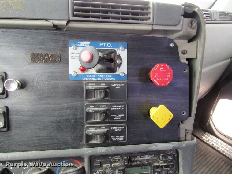 image for item GQ9049 2004 Freightliner Columbia semi truck