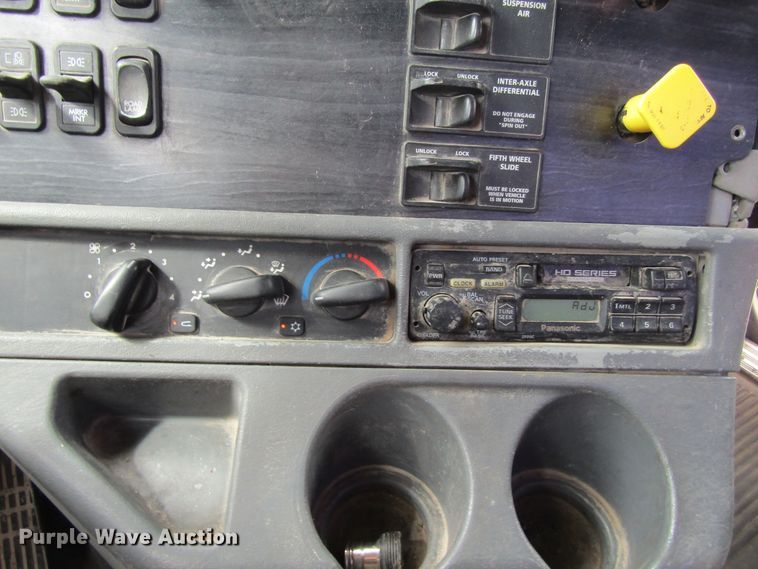 image for item GQ9049 2004 Freightliner Columbia semi truck