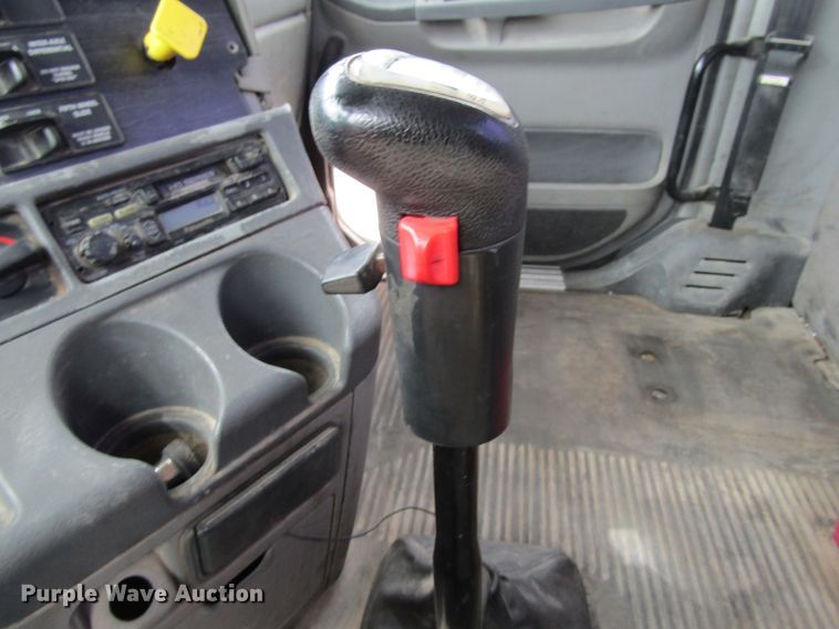 image for item GQ9049 2004 Freightliner Columbia semi truck