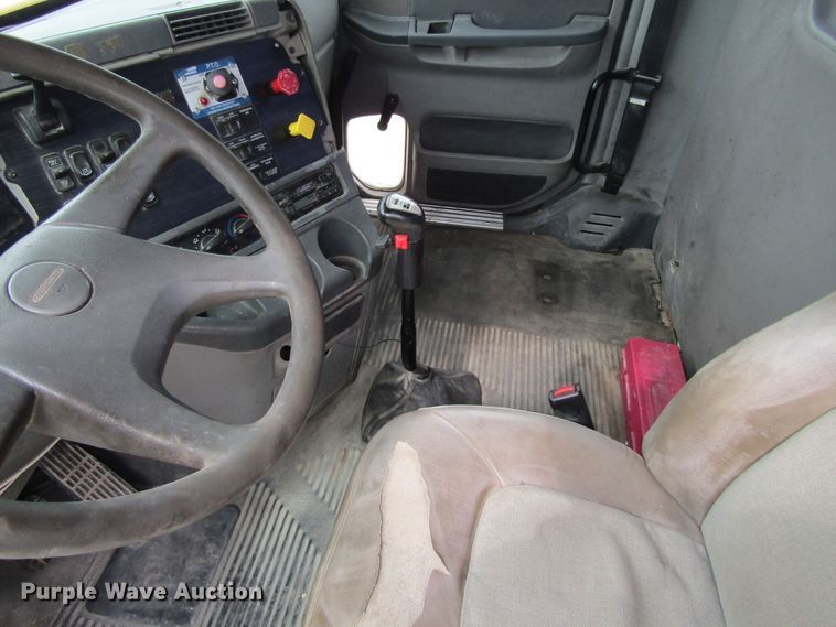 image for item GQ9049 2004 Freightliner Columbia semi truck