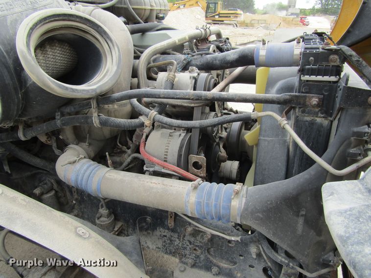 image for item GQ9049 2004 Freightliner Columbia semi truck