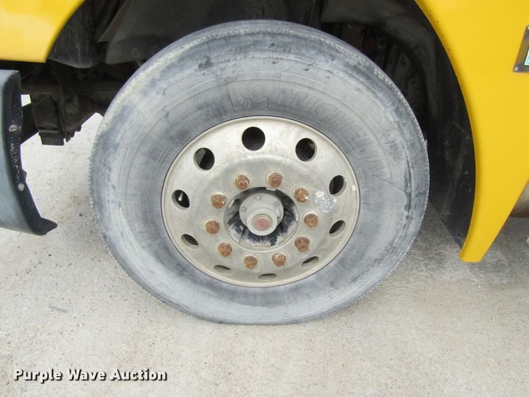 image for item GQ9049 2004 Freightliner Columbia semi truck