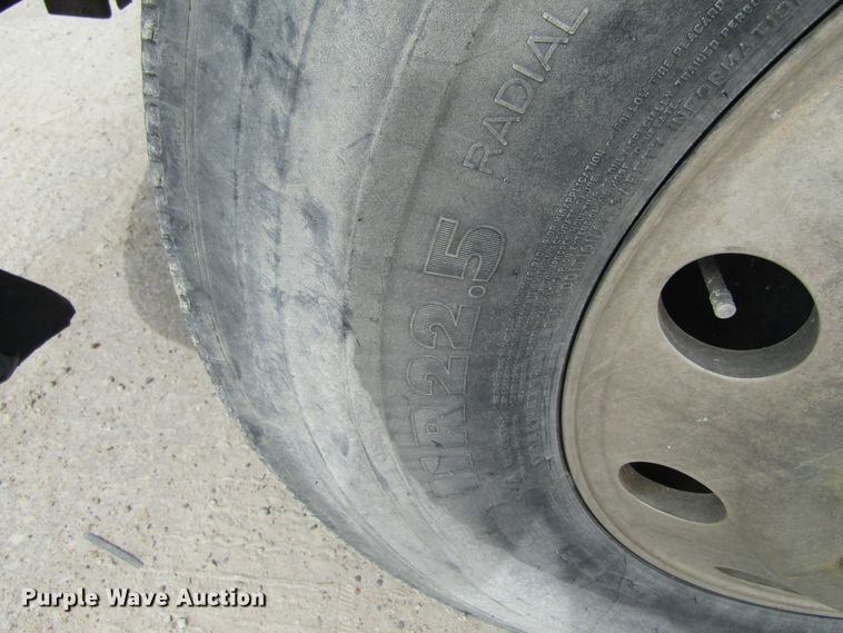 image for item GQ9049 2004 Freightliner Columbia semi truck