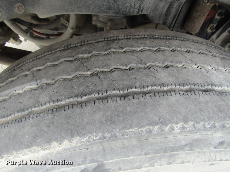 image for item GQ9049 2004 Freightliner Columbia semi truck