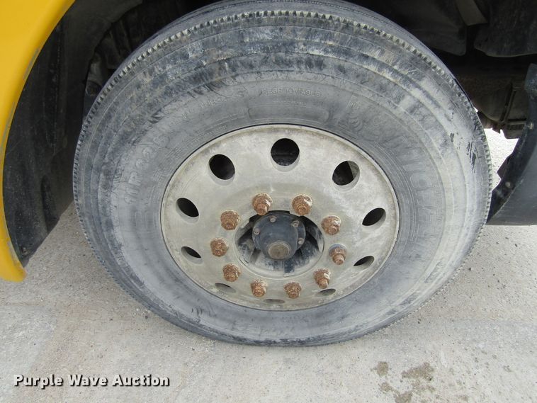 image for item GQ9049 2004 Freightliner Columbia semi truck