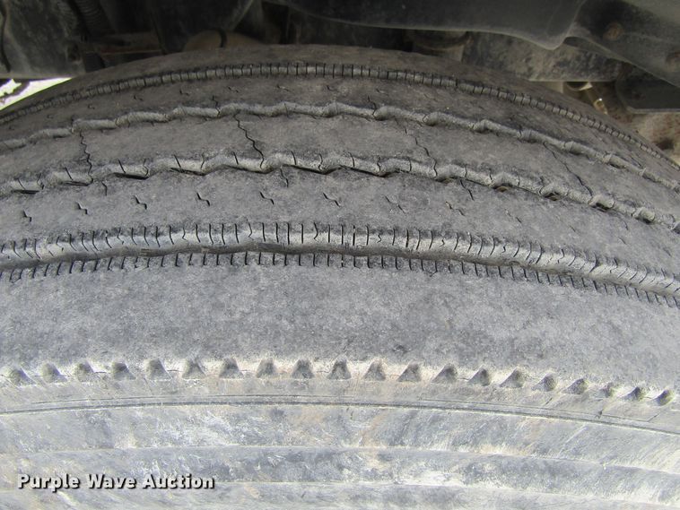 image for item GQ9049 2004 Freightliner Columbia semi truck