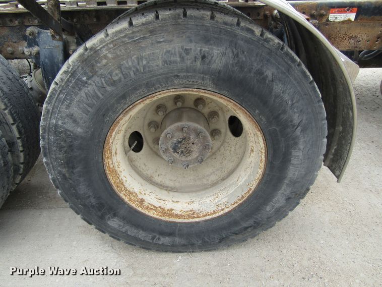 image for item GQ9049 2004 Freightliner Columbia semi truck