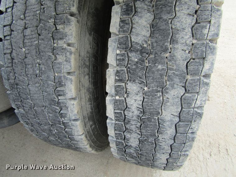 image for item GQ9049 2004 Freightliner Columbia semi truck