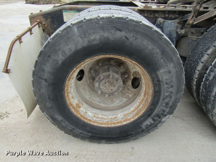 image for item GQ9049 2004 Freightliner Columbia semi truck