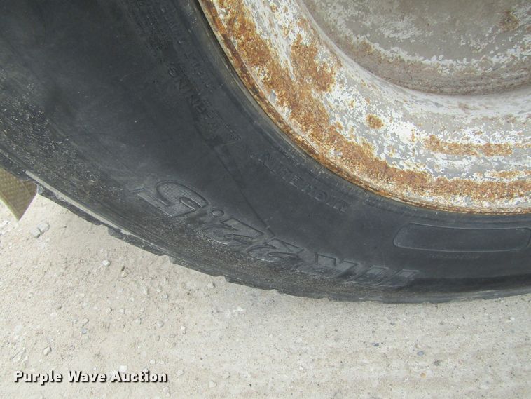 image for item GQ9049 2004 Freightliner Columbia semi truck