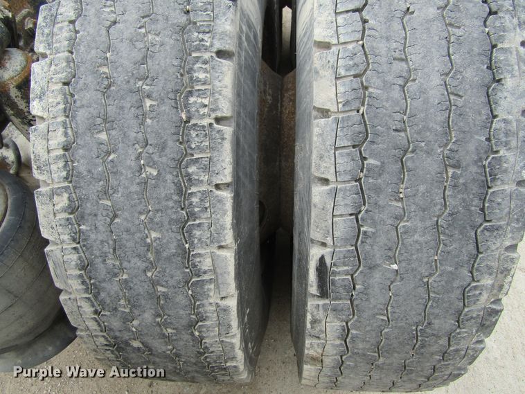 image for item GQ9049 2004 Freightliner Columbia semi truck