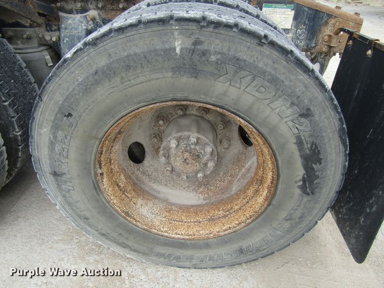 image for item GQ9049 2004 Freightliner Columbia semi truck