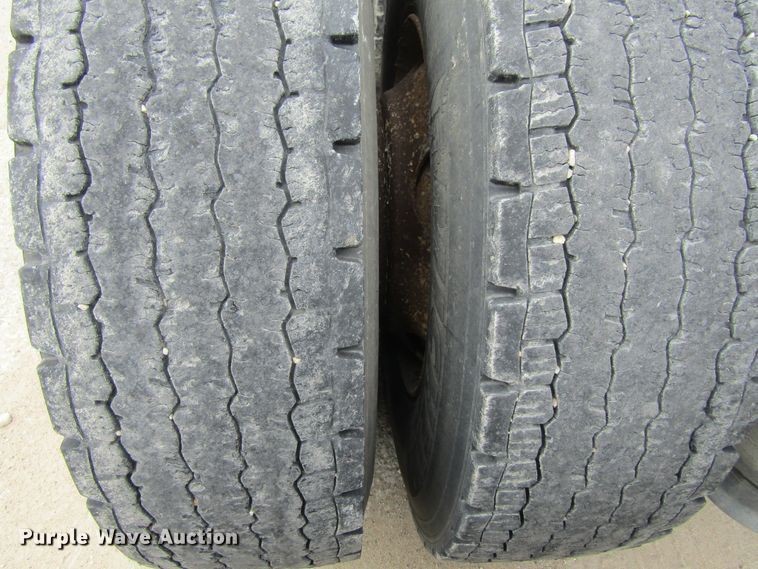 image for item GQ9049 2004 Freightliner Columbia semi truck