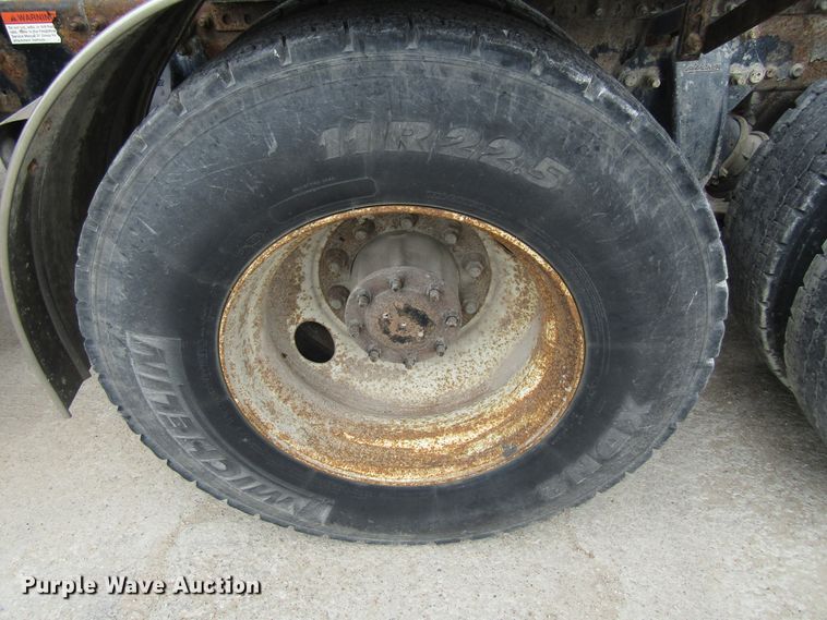 image for item GQ9049 2004 Freightliner Columbia semi truck