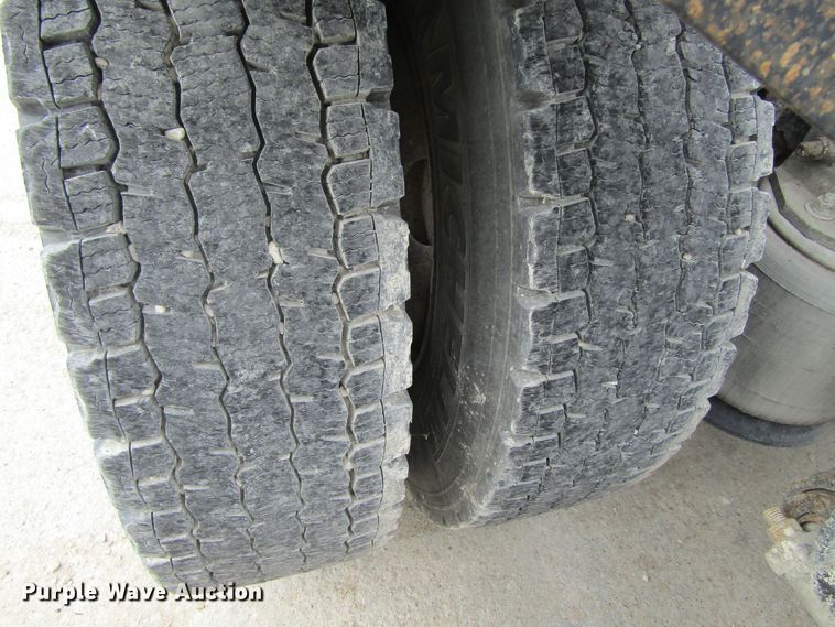 image for item GQ9049 2004 Freightliner Columbia semi truck