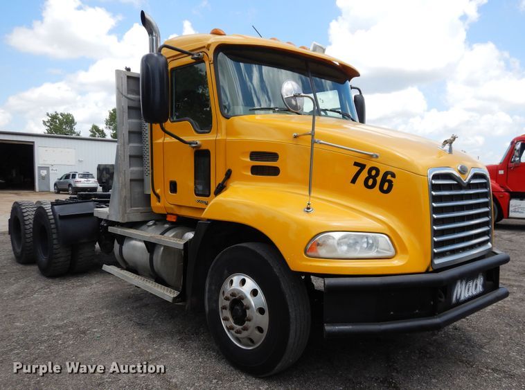 image for item GT9303 2005 Mack CX  semi truck