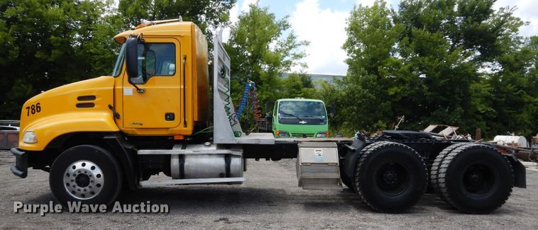 image for item GT9303 2005 Mack CX  semi truck