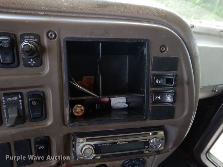 image for item GT9303 2005 Mack CX  semi truck