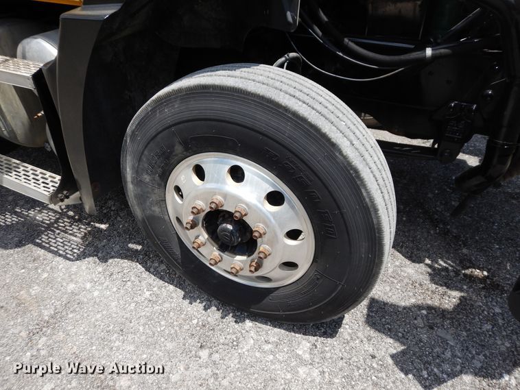 image for item GT9303 2005 Mack CX  semi truck