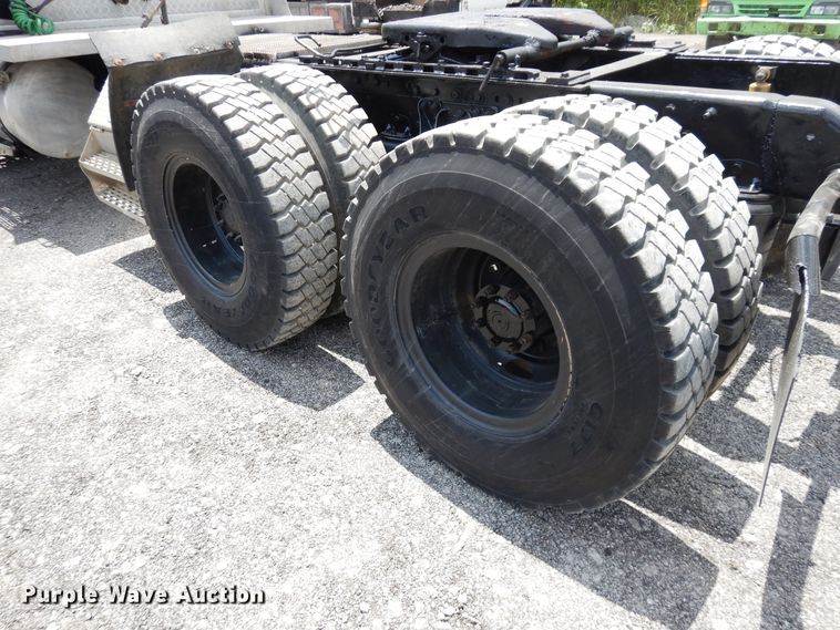 image for item GT9303 2005 Mack CX  semi truck