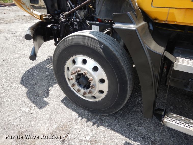 image for item GT9303 2005 Mack CX  semi truck