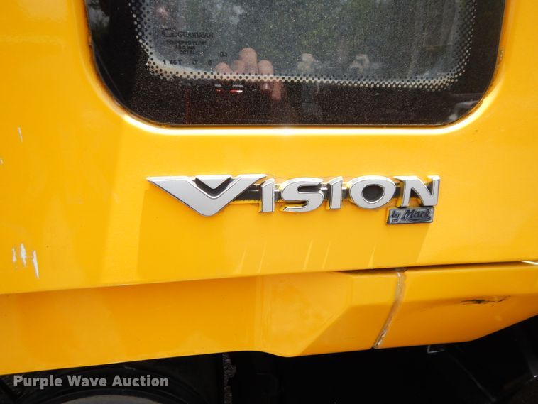 image for item GT9303 2005 Mack CX  semi truck