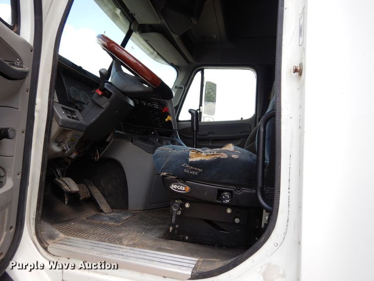 image for item GT9308 2004 Freightliner Columbia semi truck