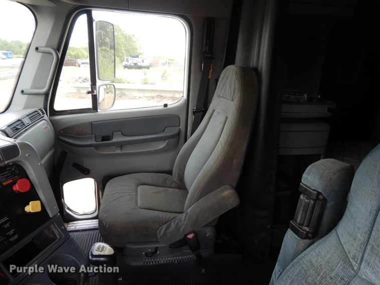 image for item GT9308 2004 Freightliner Columbia semi truck