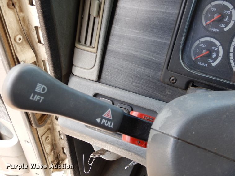 image for item GT9308 2004 Freightliner Columbia semi truck