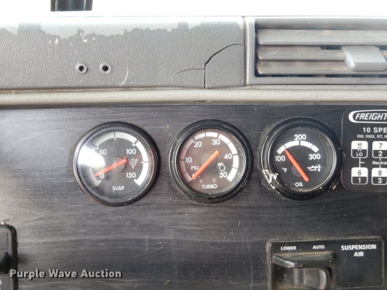 image for item GT9308 2004 Freightliner Columbia semi truck