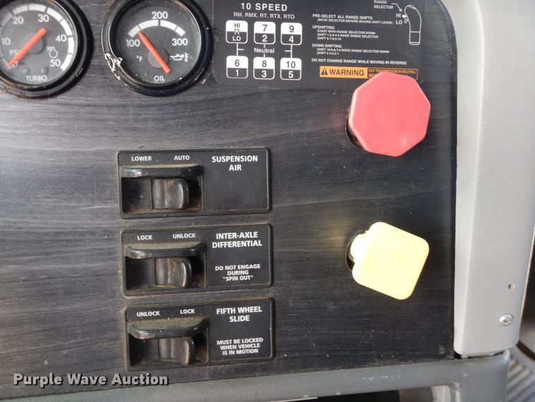 image for item GT9308 2004 Freightliner Columbia semi truck