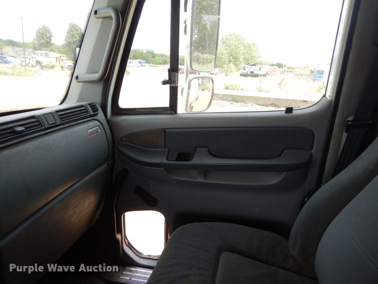 image for item GT9308 2004 Freightliner Columbia semi truck