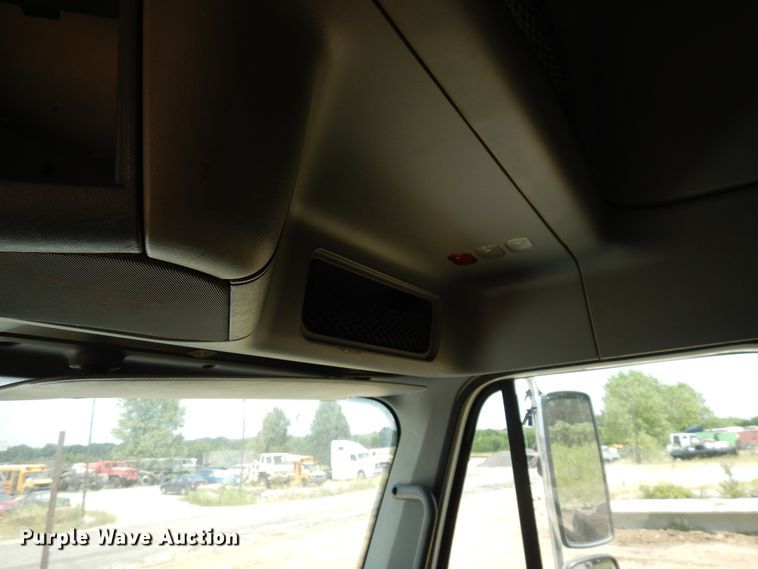 image for item GT9308 2004 Freightliner Columbia semi truck