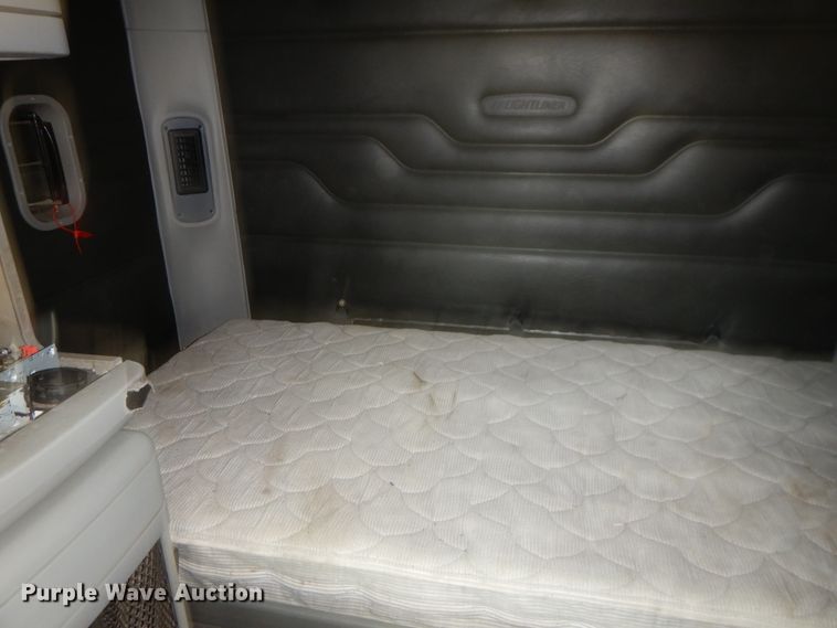 image for item GT9308 2004 Freightliner Columbia semi truck