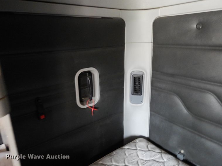 image for item GT9308 2004 Freightliner Columbia semi truck