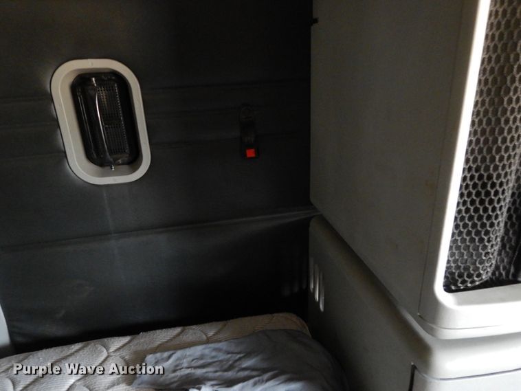 image for item GT9308 2004 Freightliner Columbia semi truck