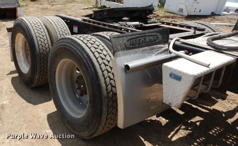 image for item GT9308 2004 Freightliner Columbia semi truck