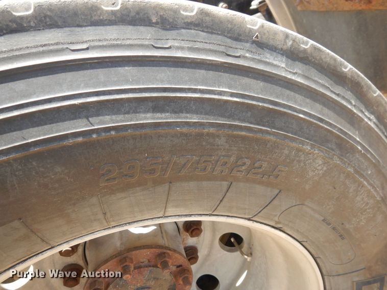 image for item GT9308 2004 Freightliner Columbia semi truck