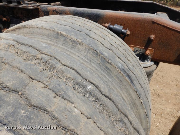 image for item GT9308 2004 Freightliner Columbia semi truck