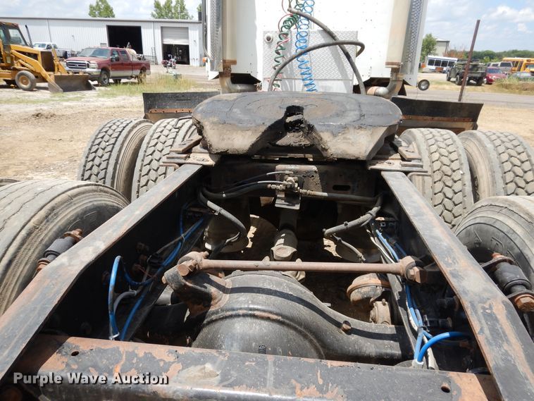 image for item GT9308 2004 Freightliner Columbia semi truck